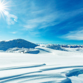 Steinplatte im Winter mit Sonnenstrahlen