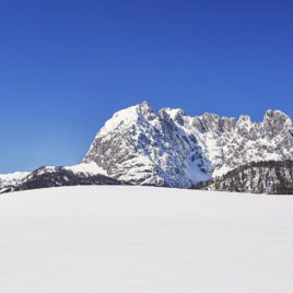 Wilden Kaiser mit Schneebedeckter Wiese im Vordergrund