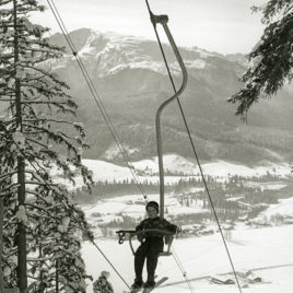 Walmberg Sesselbahn mit Skifahrer und Blick auf den Unterberg