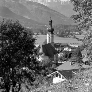 Kath. Pfarrkirche Reit im Winkl mit Kaisergebirge