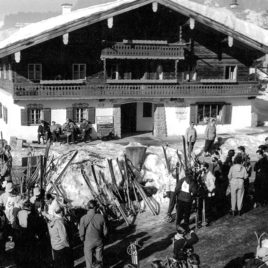 Gruppenaufteilung der Skischule am Dorfplatz Reit im Winkl