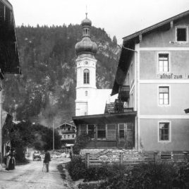 Dorfpartie in Reit im Winkl mit Kirche und Hotel Unterwirt