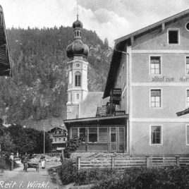 Dorfpartie in Reit im Winkl mit Kirche um 1900