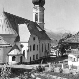 Pfarrkirche Reit im Winkl mit Kaisergebirge im Hintergrund Kaisergebirge