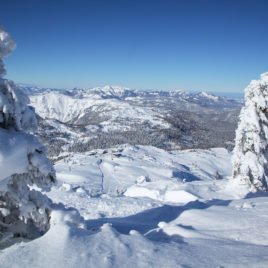 Steinplatte im Winter mit Blick in die Chiemgauer Alpen