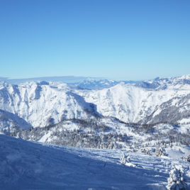 Steinplatte im Winter mit Blick zum Kaiser Gebirge