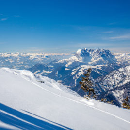 Steinplatte im Winter mit Blick in die Kitzbühler Alpen