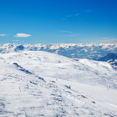 Ausblick auf die Tiroler Alpenkette von der Steinplatte im Winter, Tirol, Pillerseetal, Österreich