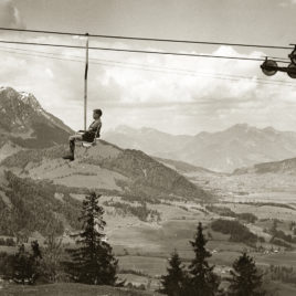 Sesselbahn in Kössen mit Kaisergebirge mit Chiemgauer Alpen und Geigelstein