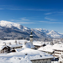 Pfarrkirche Reit im Winkl im Winter mit Kaisergebirge