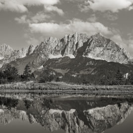 Bergsee mit Blick auf den Wilden Kaiser Schwarzweiß