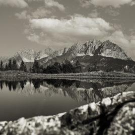 Wilder Kaiser im Sommer mit Bergsee – Schwarzweiß