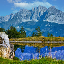Bergsee in St. Johann/Tirol – Blick auf den Wilden Kaiser