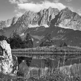 Bergsee in St. Johann/Tirol – Blick auf den Wilden Kaiser – Schwarzweiß